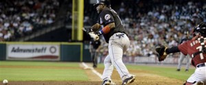 Luis Castillo bunts Luis Castillo bunts