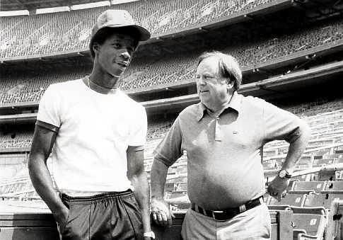 Darryl Strawberry (L) with Mets General Manager Frank Cashen.
