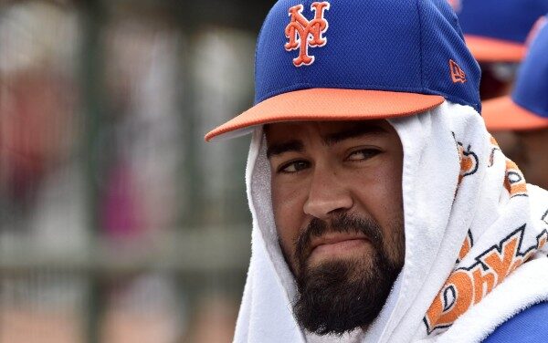 Must See Video: Luis Guillorme Catches Flying Bat One-Handed!