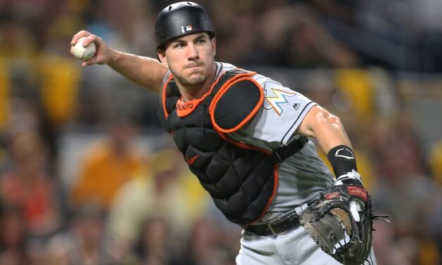 Hot Stove Rumor Roundup: Dodgers, Rays Favorites for Realmuto