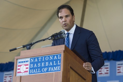 Mike Piazza Tips His Cap To Mets Fans