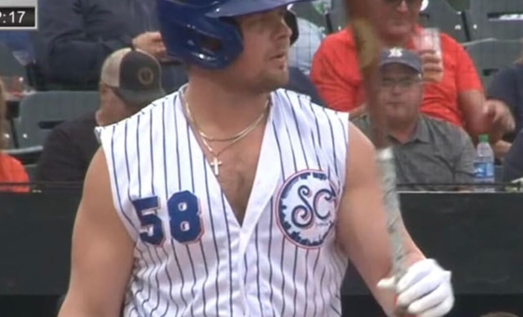 Syracuse Mets on X: Luke Voit in the Salt City sleeveless: taking it to  the absolute limit 💪💧  / X