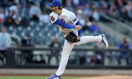 Holmes Helps Mets Snap Losing Streak